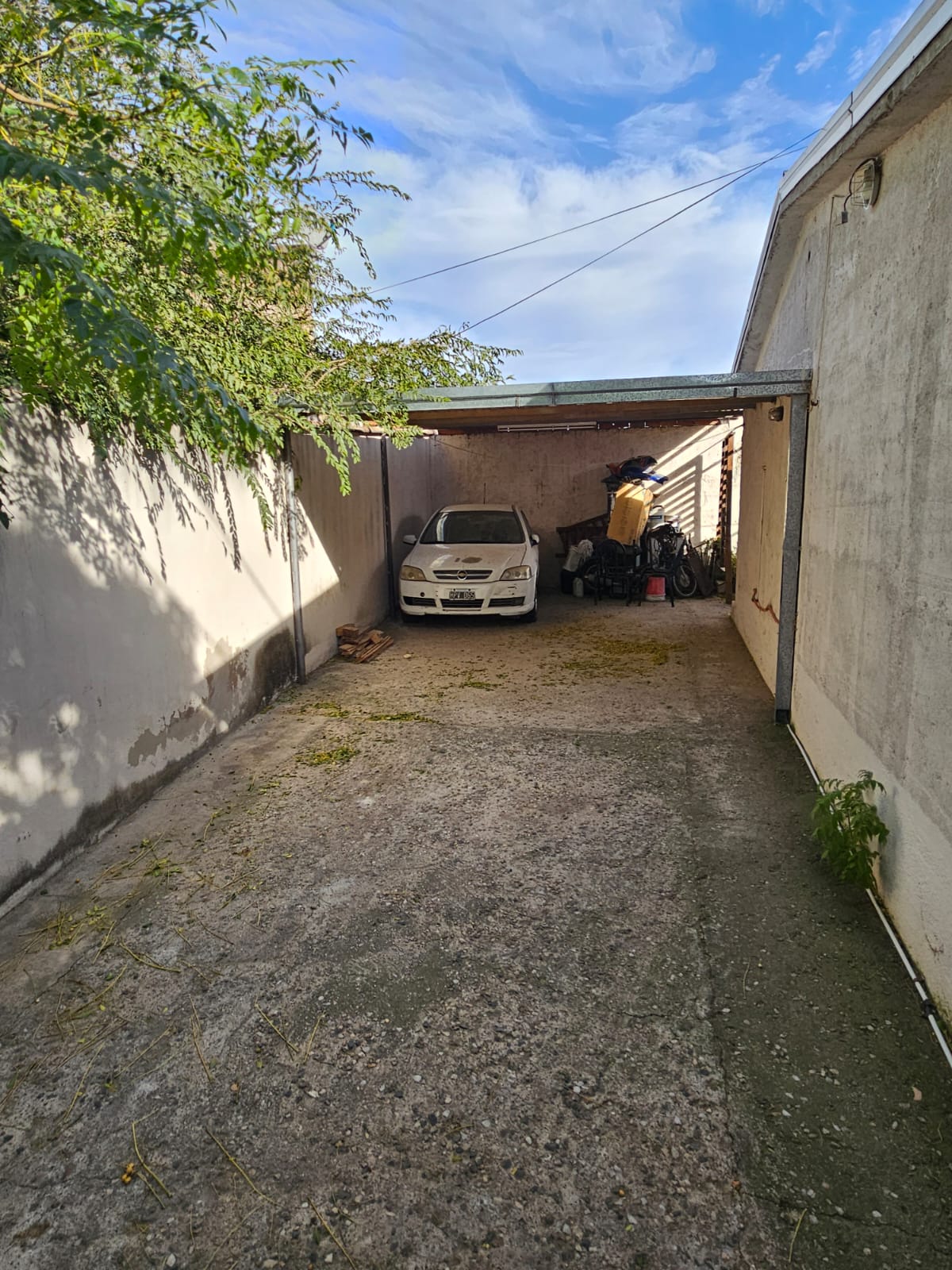 EXCELENTE CASA APTO CRÉDITO- TRES DORMITORIOS- COCHERA PARA CUATRO AUTOS