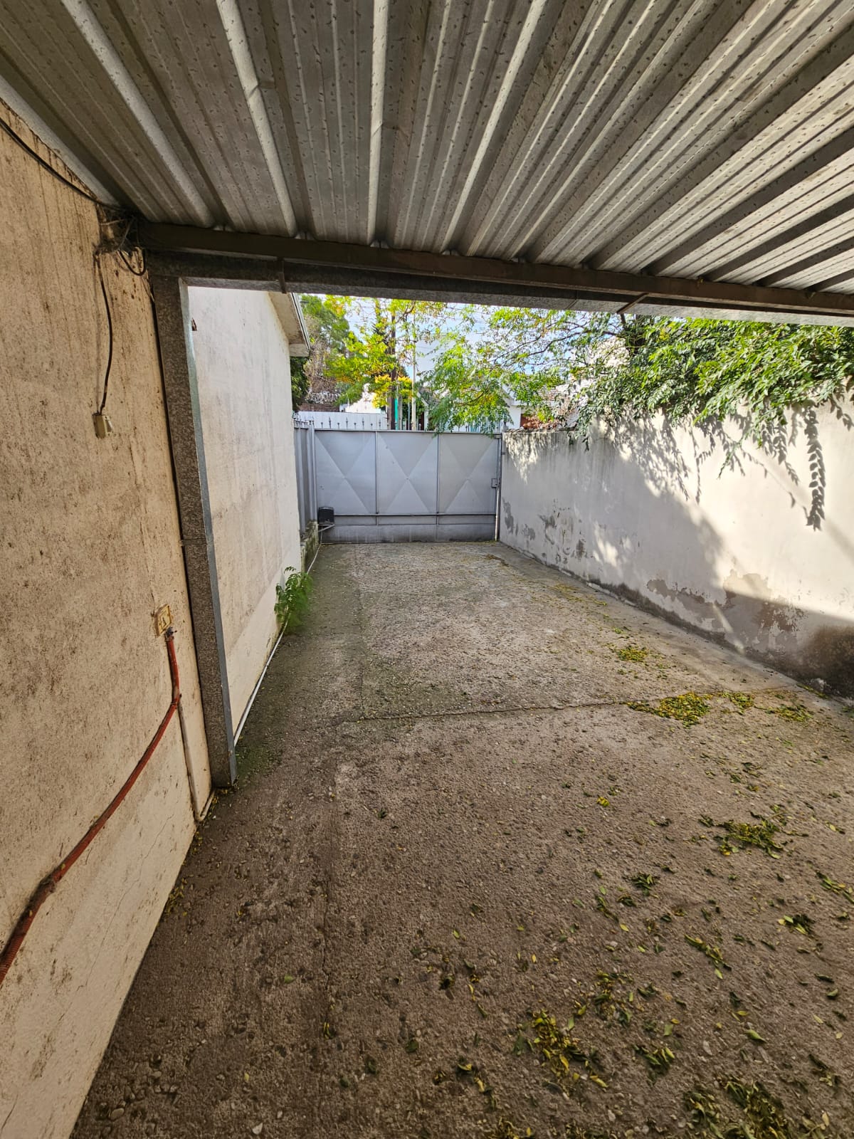 EXCELENTE CASA APTO CRÉDITO- TRES DORMITORIOS- COCHERA PARA CUATRO AUTOS