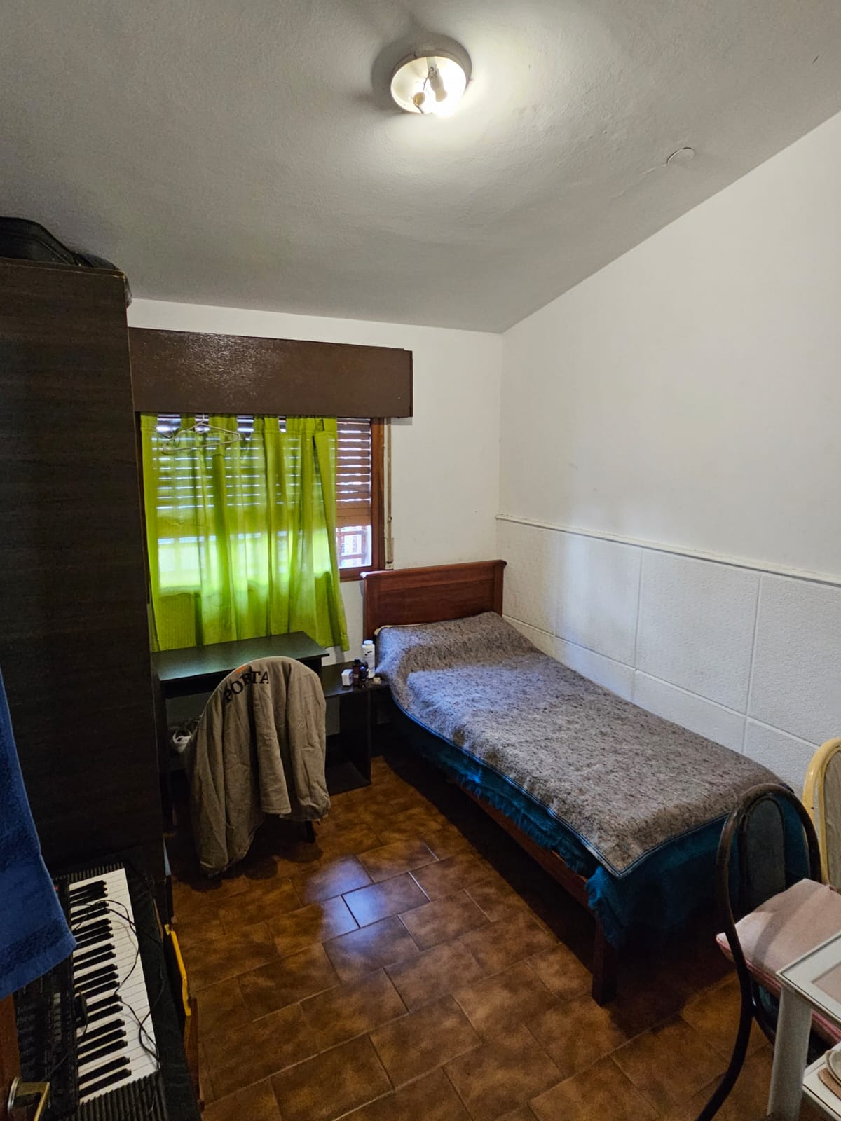 EXCELENTE CASA APTO CRÉDITO- TRES DORMITORIOS- COCHERA PARA CUATRO AUTOS