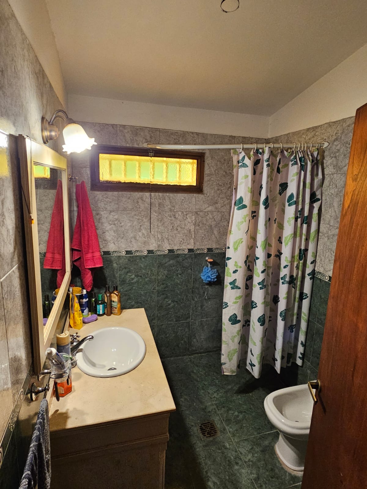 EXCELENTE CASA APTO CRÉDITO- TRES DORMITORIOS- COCHERA PARA CUATRO AUTOS