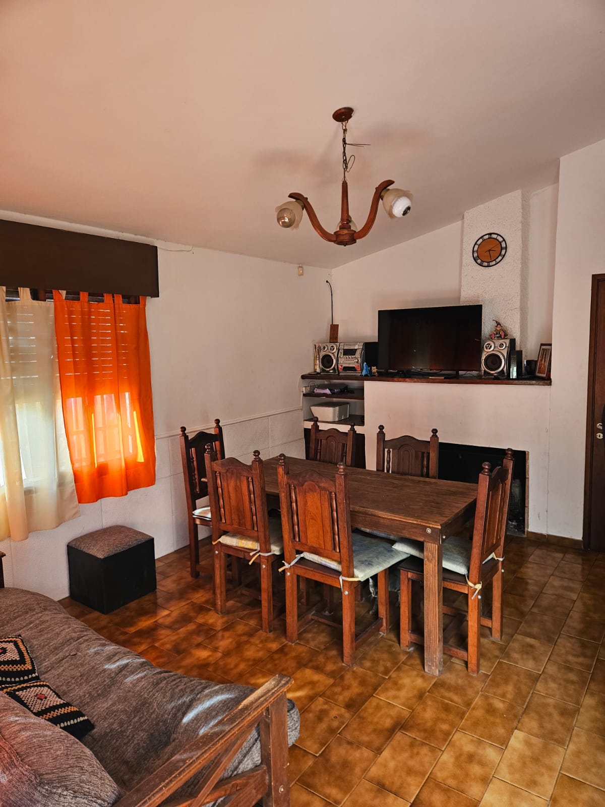 EXCELENTE CASA APTO CRÉDITO- TRES DORMITORIOS- COCHERA PARA CUATRO AUTOS