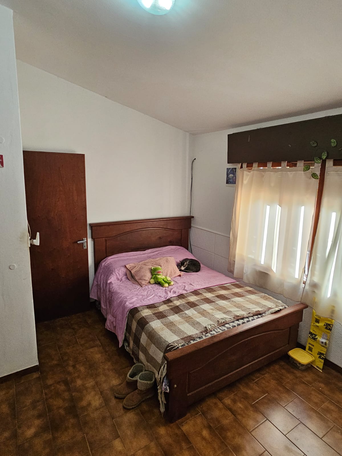 EXCELENTE CASA APTO CRÉDITO- TRES DORMITORIOS- COCHERA PARA CUATRO AUTOS