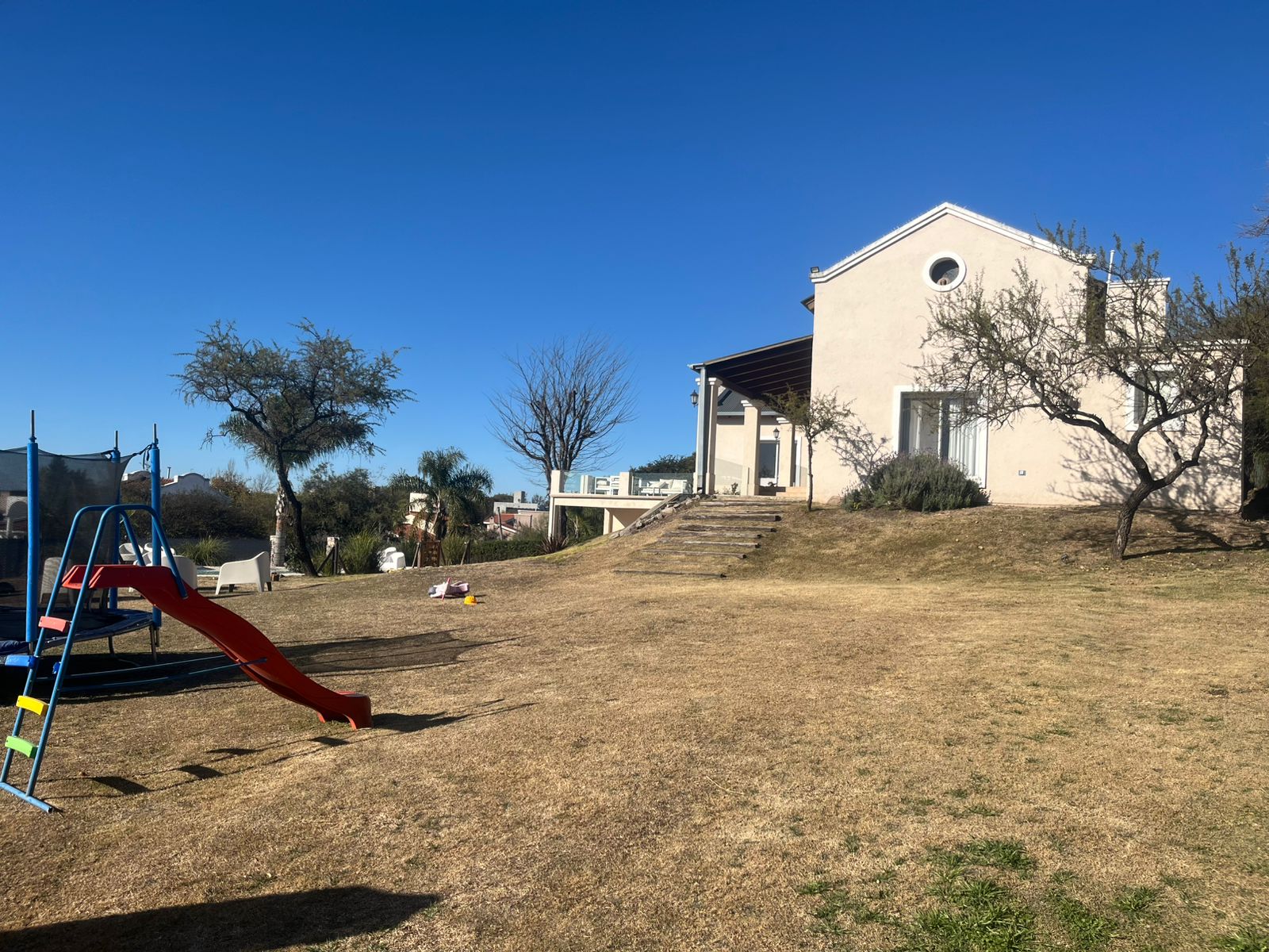 Casa Cuatro Hojas Mendiolaza 3 dormitorios amplio terreno pileta vistas