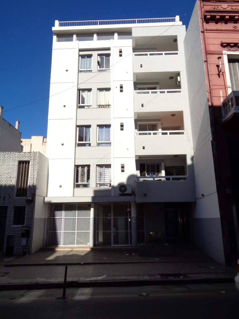 Centro - Departamento de Categoría de 1 Dormitorio, Amplio y Luminoso con Balcón, Cocina Separada y Terraza Amplia con Tendederos