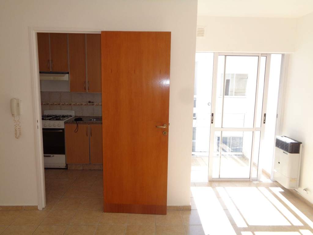 Centro - Departamento de Categoría de 1 Dormitorio, Amplio y Luminoso con Balcón, Cocina Separada y Terraza Amplia con Tendederos
