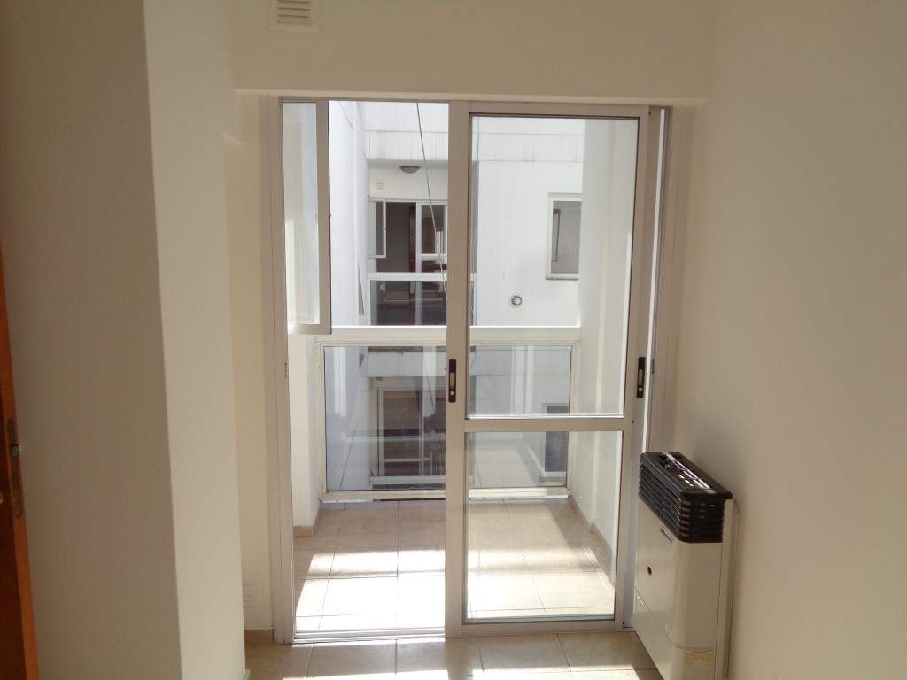 Centro - Departamento de Categoría de 1 Dormitorio, Amplio y Luminoso con Balcón, Cocina Separada y Terraza Amplia con Tendederos