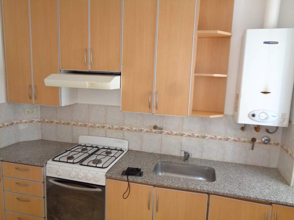 Centro - Departamento de Categoría de 1 Dormitorio, Amplio y Luminoso con Balcón, Cocina Separada y Terraza Amplia con Tendederos