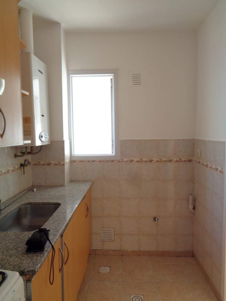 Centro - Departamento de Categoría de 1 Dormitorio, Amplio y Luminoso con Balcón, Cocina Separada y Terraza Amplia con Tendederos