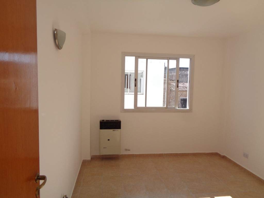 Centro - Departamento de Categoría de 1 Dormitorio, Amplio y Luminoso con Balcón, Cocina Separada y Terraza Amplia con Tendederos