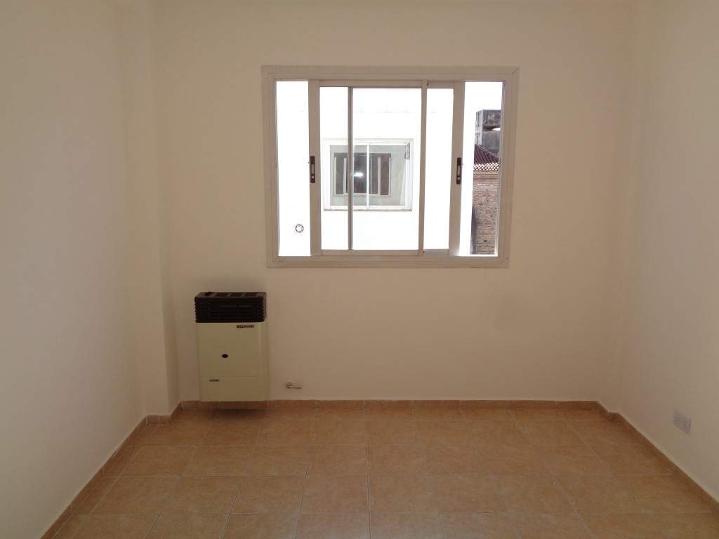 Centro - Departamento de Categoría de 1 Dormitorio, Amplio y Luminoso con Balcón, Cocina Separada y Terraza Amplia con Tendederos