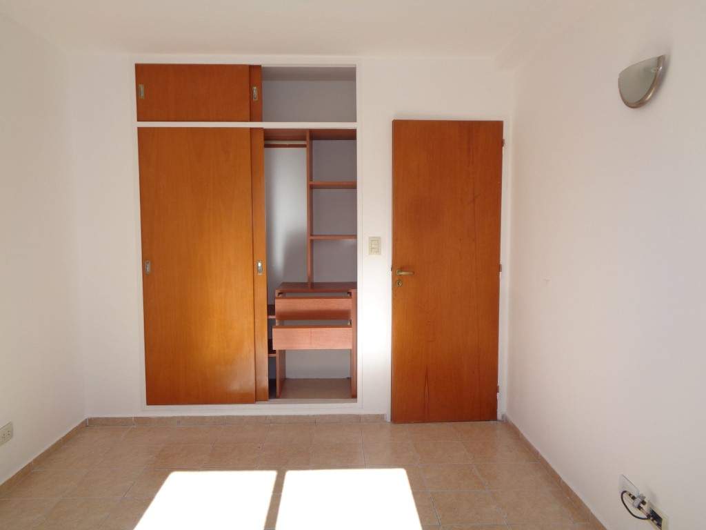 Centro - Departamento de Categoría de 1 Dormitorio, Amplio y Luminoso con Balcón, Cocina Separada y Terraza Amplia con Tendederos