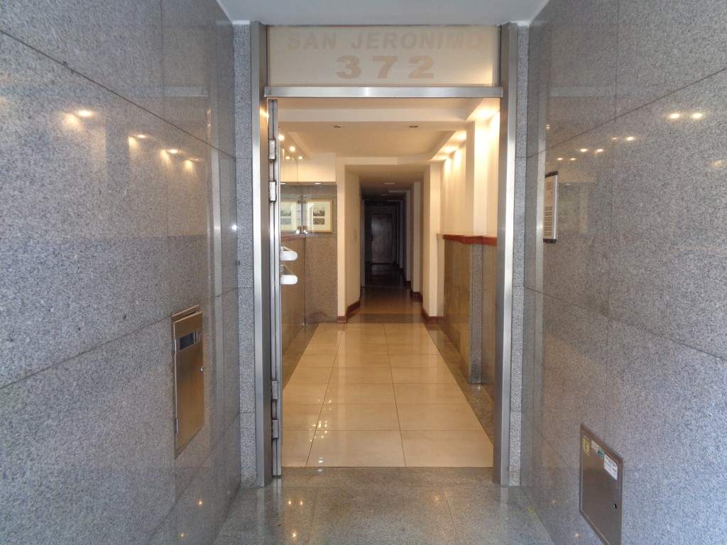 Centro - Departamento de Categoría de 1 Dormitorio, Amplio y Luminoso con Balcón, Cocina Separada y Terraza Amplia con Tendederos