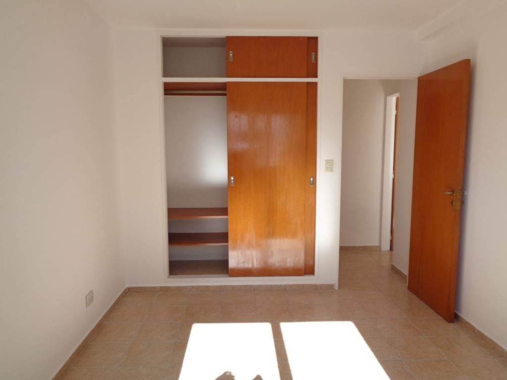 Centro - Departamento de Categoría de 1 Dormitorio, Amplio y Luminoso con Balcón, Cocina Separada y Terraza Amplia con Tendederos