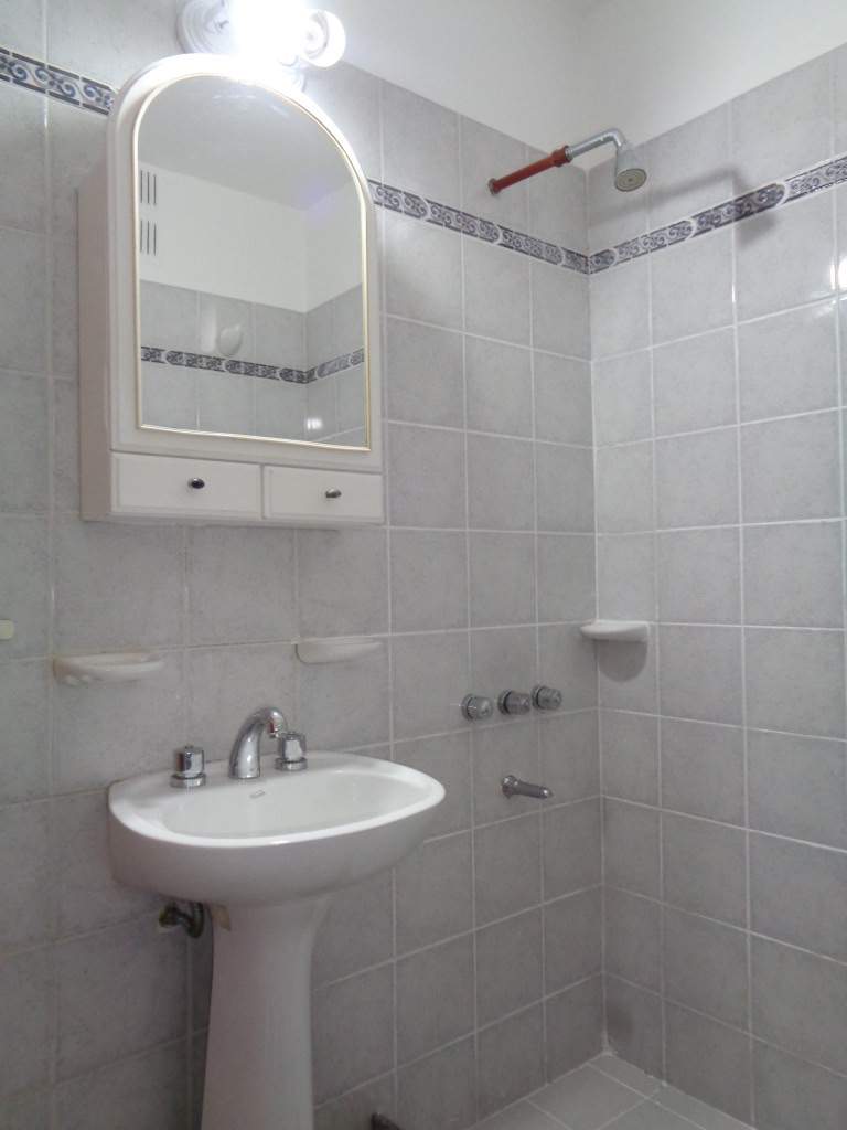 Centro - Departamento de Categoría de 1 Dormitorio, Amplio y Luminoso con Balcón, Cocina Separada y Terraza Amplia con Tendederos