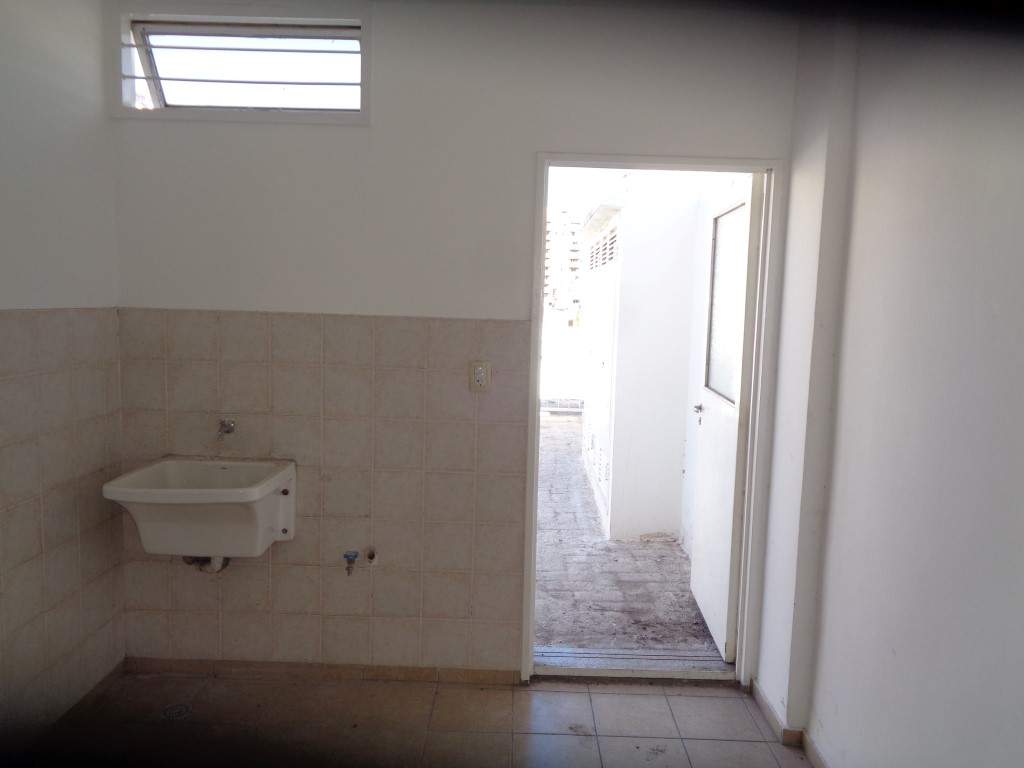 Centro - Departamento de Categoría de 1 Dormitorio, Amplio y Luminoso con Balcón, Cocina Separada y Terraza Amplia con Tendederos