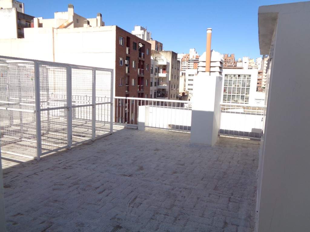 Centro - Departamento de Categoría de 1 Dormitorio, Amplio y Luminoso con Balcón, Cocina Separada y Terraza Amplia con Tendederos