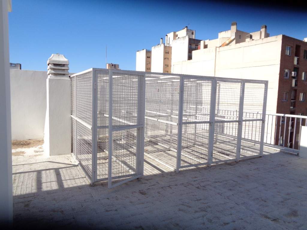 Centro - Departamento de Categoría de 1 Dormitorio, Amplio y Luminoso con Balcón, Cocina Separada y Terraza Amplia con Tendederos