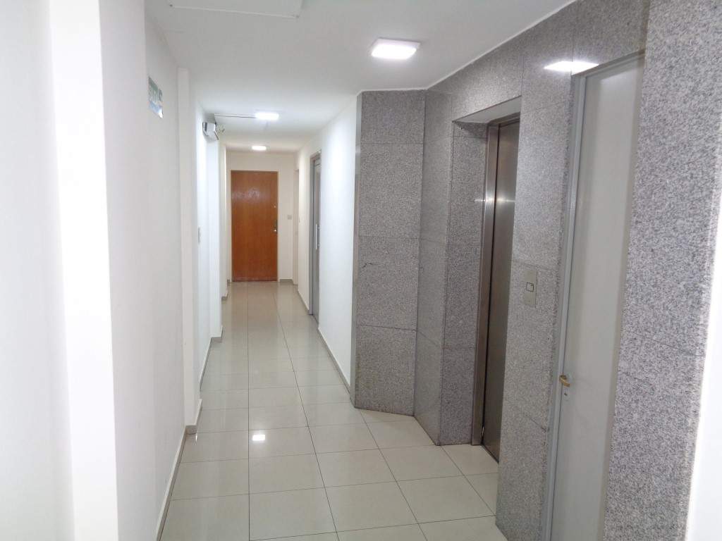 Centro - Departamento de Categoría de 1 Dormitorio, Amplio y Luminoso con Balcón, Cocina Separada y Terraza Amplia con Tendederos