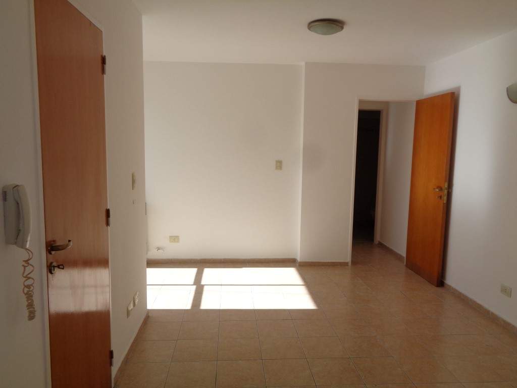 Centro - Departamento de Categoría de 1 Dormitorio, Amplio y Luminoso con Balcón, Cocina Separada y Terraza Amplia con Tendederos