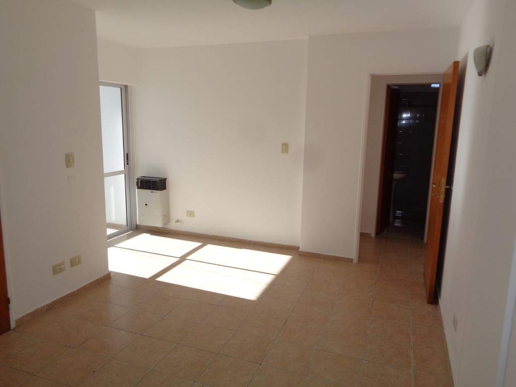 Centro - Departamento de Categoría de 1 Dormitorio, Amplio y Luminoso con Balcón, Cocina Separada y Terraza Amplia con Tendederos