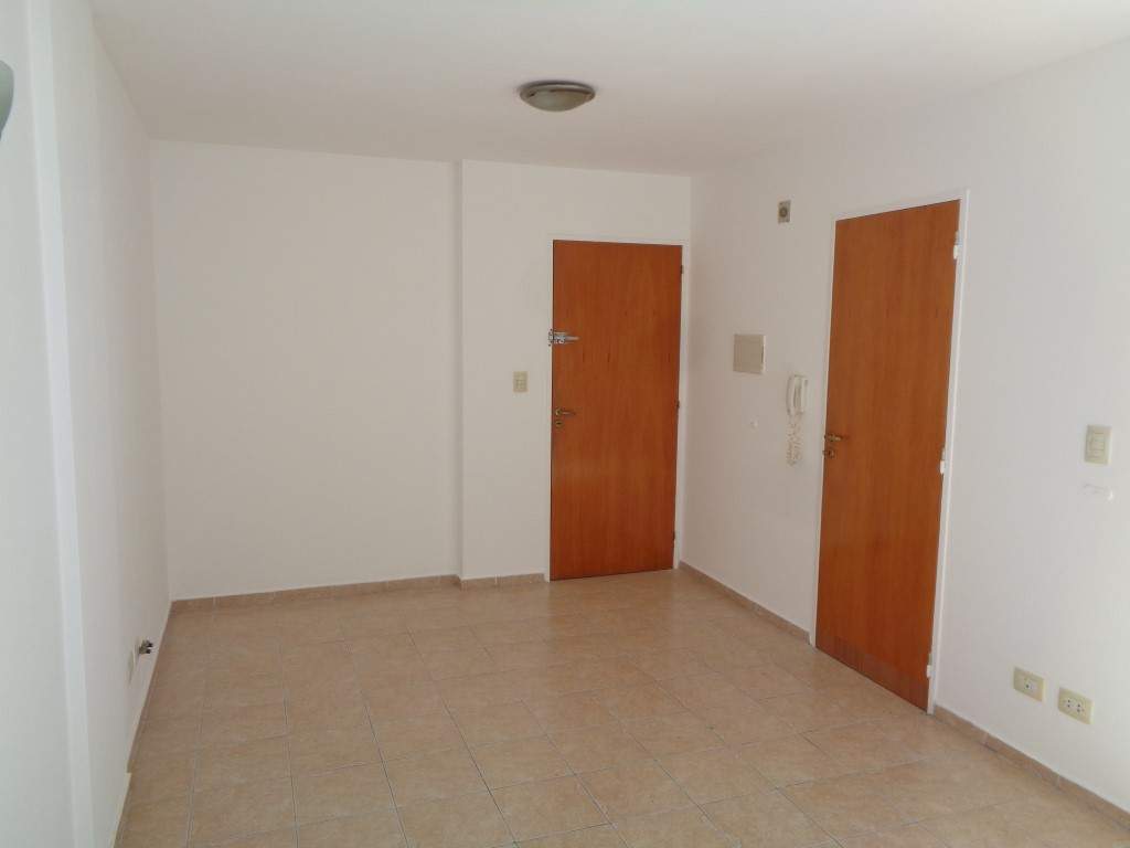 Centro - Departamento de Categoría de 1 Dormitorio, Amplio y Luminoso con Balcón, Cocina Separada y Terraza Amplia con Tendederos