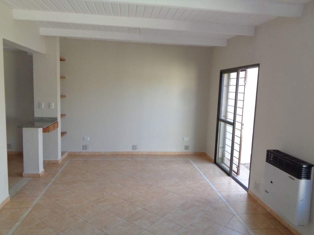 Barrio Escobar - Casa de 2 Dormitorios, Amplia y Luminosa con Cochera Doble, Cocina Equipada, 2 Baños y Patio con Asador y Césped