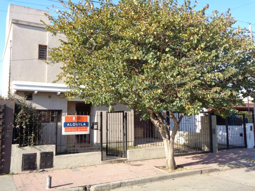 Barrio Escobar - Casa de 2 Dormitorios, Amplia y Luminosa con Cochera Doble, Cocina Equipada, 2 Baños y Patio con Asador y Césped
