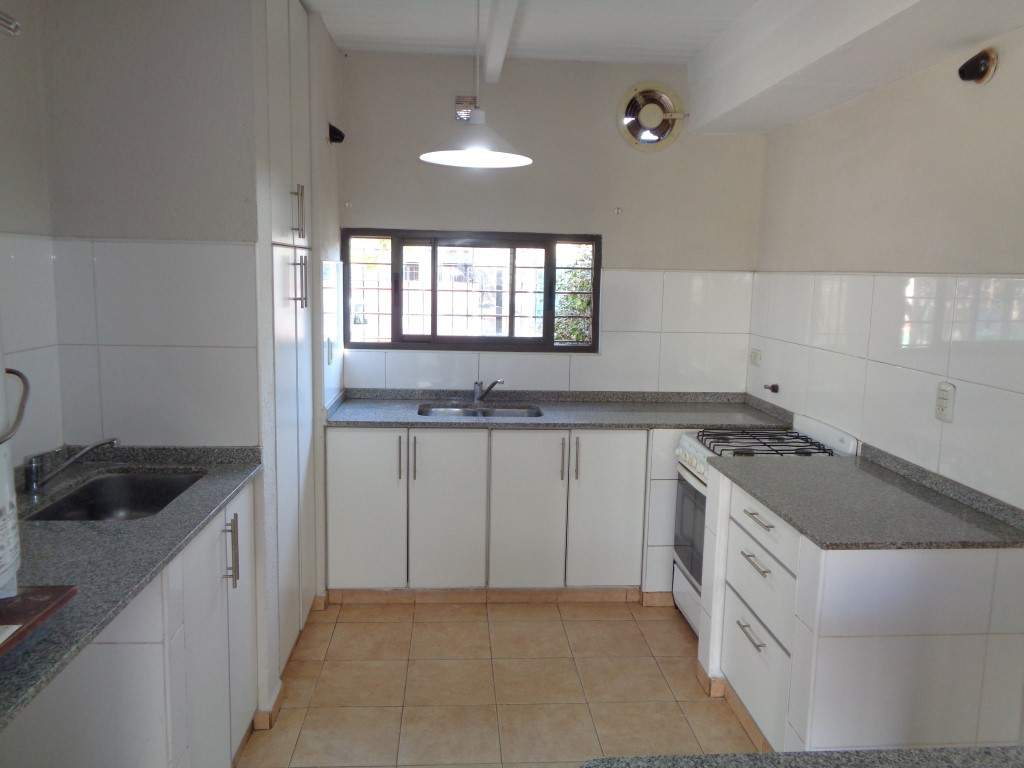 Barrio Escobar - Casa de 2 Dormitorios, Amplia y Luminosa con Cochera Doble, Cocina Equipada, 2 Baños y Patio con Asador y Césped