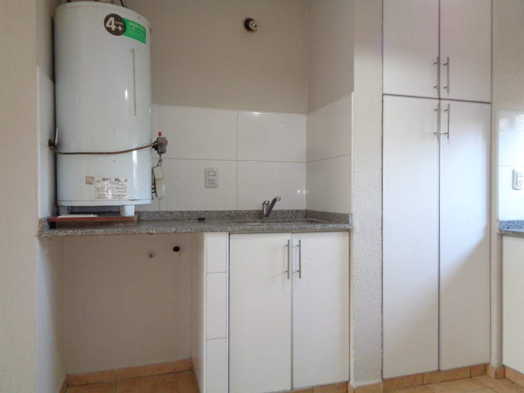 Barrio Escobar - Casa de 2 Dormitorios, Amplia y Luminosa con Cochera Doble, Cocina Equipada, 2 Baños y Patio con Asador y Césped