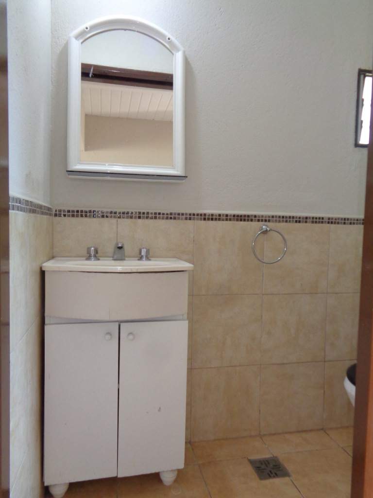 Barrio Escobar - Casa de 2 Dormitorios, Amplia y Luminosa con Cochera Doble, Cocina Equipada, 2 Baños y Patio con Asador y Césped