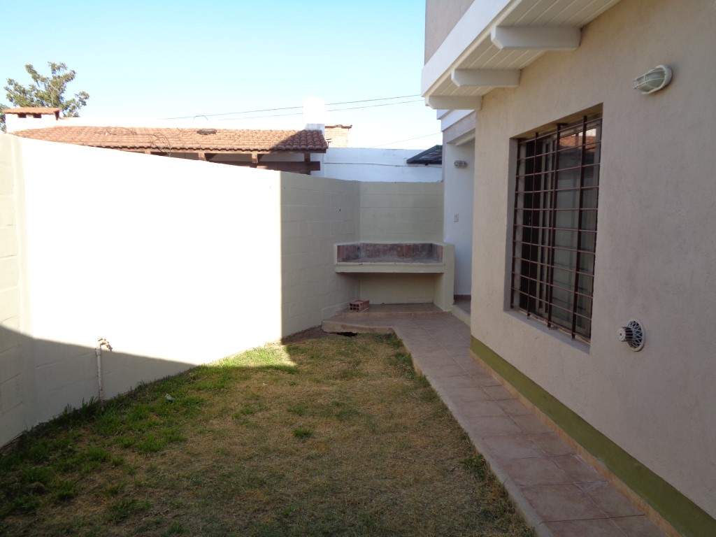 Barrio Escobar - Casa de 2 Dormitorios, Amplia y Luminosa con Cochera Doble, Cocina Equipada, 2 Baños y Patio con Asador y Césped