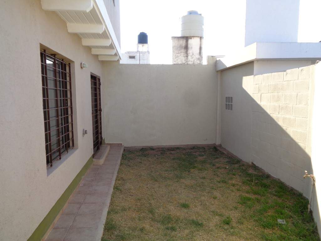 Barrio Escobar - Casa de 2 Dormitorios, Amplia y Luminosa con Cochera Doble, Cocina Equipada, 2 Baños y Patio con Asador y Césped