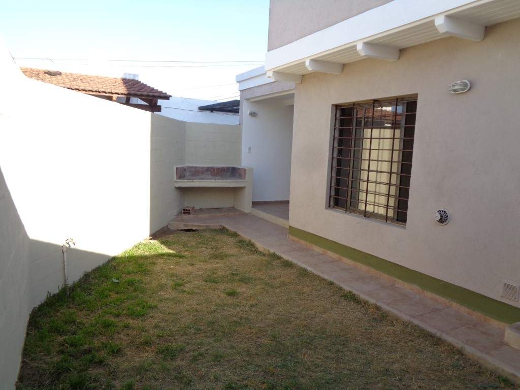 Barrio Escobar - Casa de 2 Dormitorios, Amplia y Luminosa con Cochera Doble, Cocina Equipada, 2 Baños y Patio con Asador y Césped