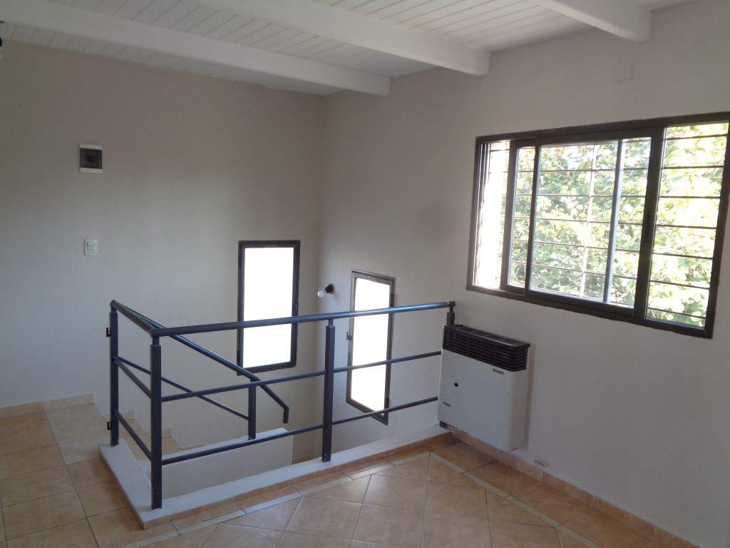 Barrio Escobar - Casa de 2 Dormitorios, Amplia y Luminosa con Cochera Doble, Cocina Equipada, 2 Baños y Patio con Asador y Césped