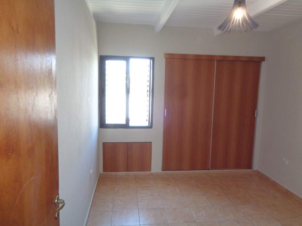 Barrio Escobar - Casa de 2 Dormitorios, Amplia y Luminosa con Cochera Doble, Cocina Equipada, 2 Baños y Patio con Asador y Césped