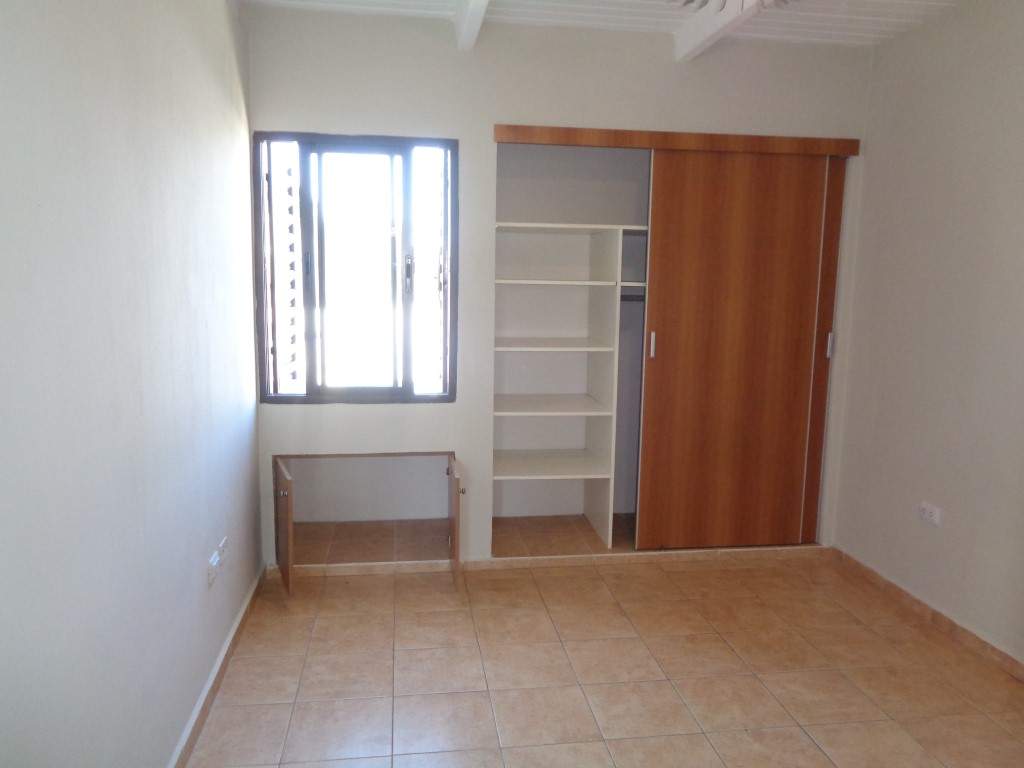Barrio Escobar - Casa de 2 Dormitorios, Amplia y Luminosa con Cochera Doble, Cocina Equipada, 2 Baños y Patio con Asador y Césped