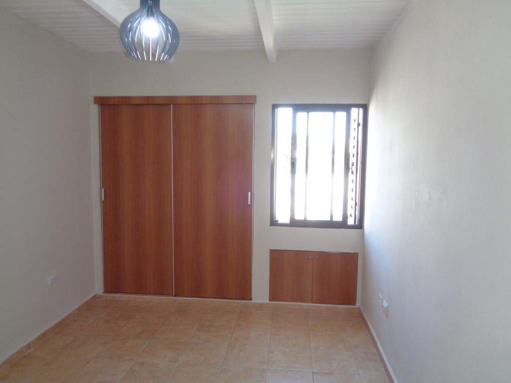Barrio Escobar - Casa de 2 Dormitorios, Amplia y Luminosa con Cochera Doble, Cocina Equipada, 2 Baños y Patio con Asador y Césped