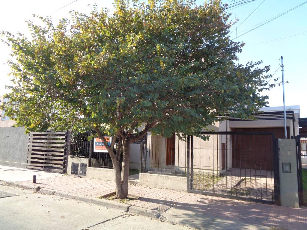 Barrio Escobar - Casa de 2 Dormitorios, Amplia y Luminosa con Cochera Doble, Cocina Equipada, 2 Baños y Patio con Asador y Césped