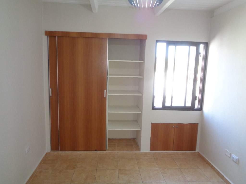 Barrio Escobar - Casa de 2 Dormitorios, Amplia y Luminosa con Cochera Doble, Cocina Equipada, 2 Baños y Patio con Asador y Césped