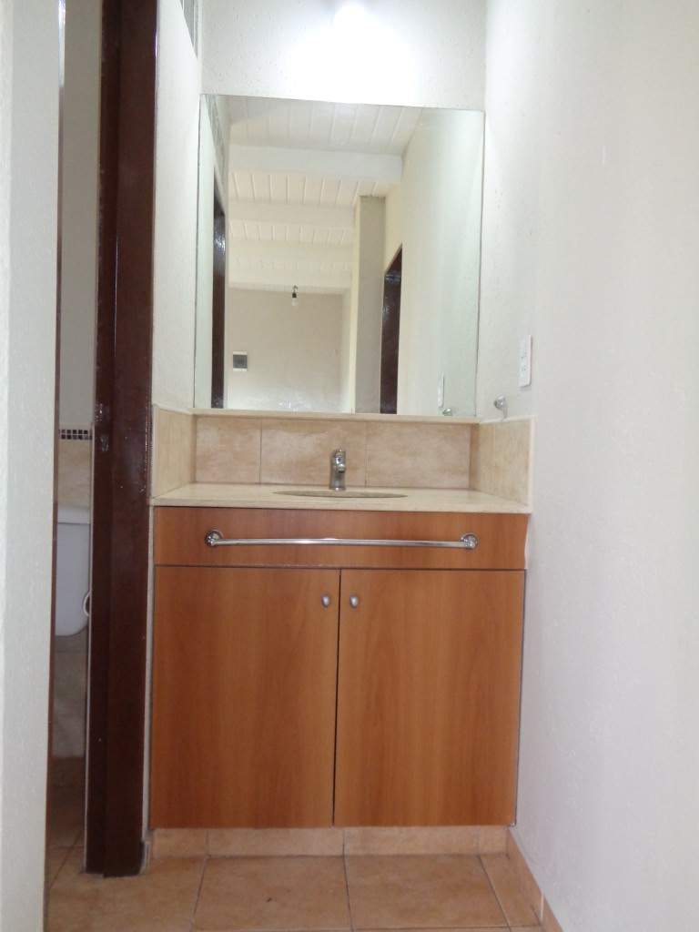 Barrio Escobar - Casa de 2 Dormitorios, Amplia y Luminosa con Cochera Doble, Cocina Equipada, 2 Baños y Patio con Asador y Césped