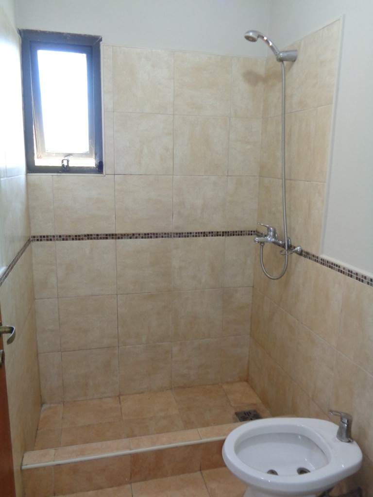 Barrio Escobar - Casa de 2 Dormitorios, Amplia y Luminosa con Cochera Doble, Cocina Equipada, 2 Baños y Patio con Asador y Césped
