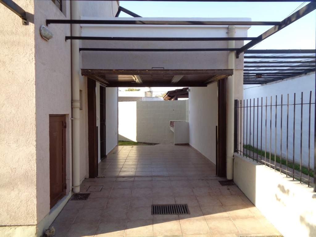 Barrio Escobar - Casa de 2 Dormitorios, Amplia y Luminosa con Cochera Doble, Cocina Equipada, 2 Baños y Patio con Asador y Césped