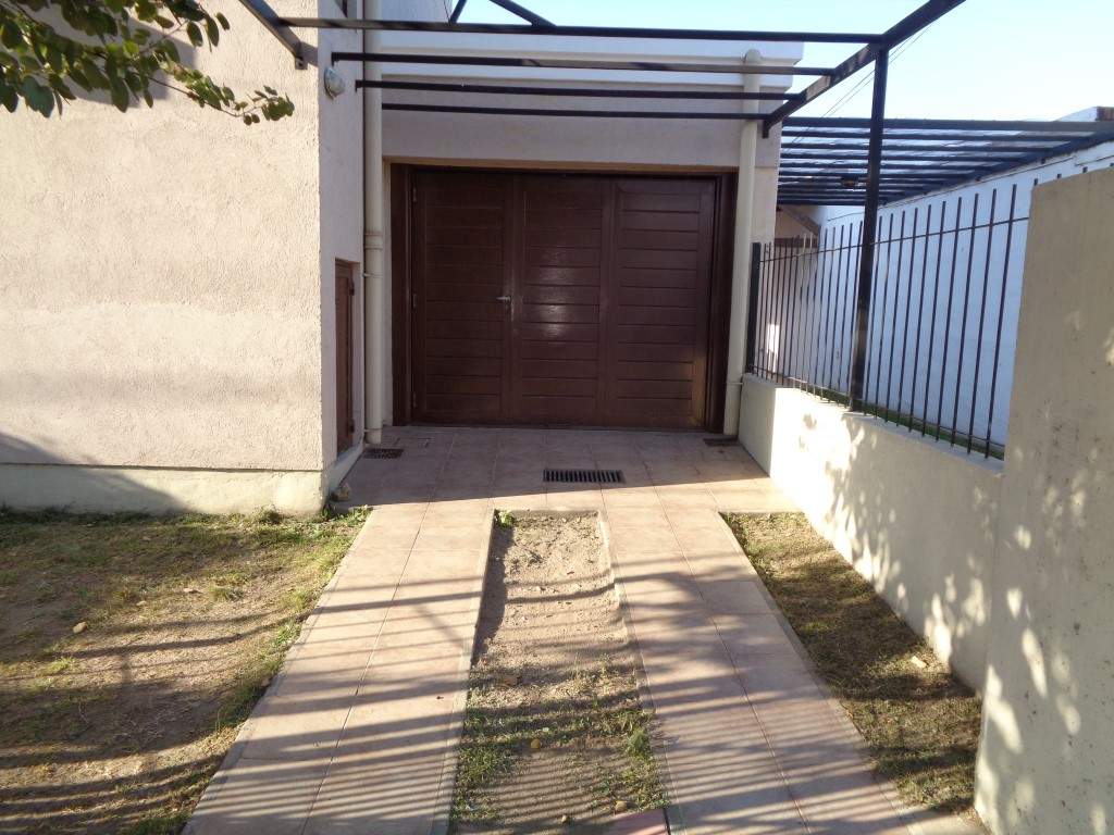 Barrio Escobar - Casa de 2 Dormitorios, Amplia y Luminosa con Cochera Doble, Cocina Equipada, 2 Baños y Patio con Asador y Césped