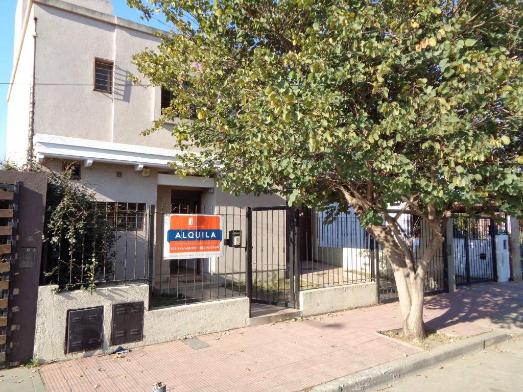 Barrio Escobar - Casa de 2 Dormitorios, Amplia y Luminosa con Cochera Doble, Cocina Equipada, 2 Baños y Patio con Asador y Césped