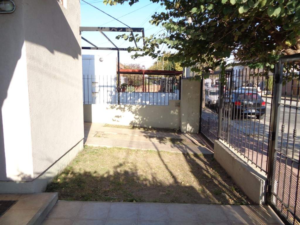 Barrio Escobar - Casa de 2 Dormitorios, Amplia y Luminosa con Cochera Doble, Cocina Equipada, 2 Baños y Patio con Asador y Césped