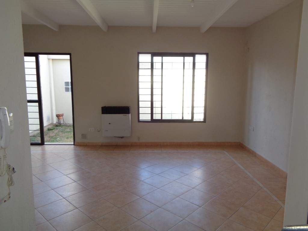 Barrio Escobar - Casa de 2 Dormitorios, Amplia y Luminosa con Cochera Doble, Cocina Equipada, 2 Baños y Patio con Asador y Césped