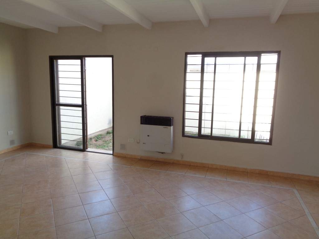Barrio Escobar - Casa de 2 Dormitorios, Amplia y Luminosa con Cochera Doble, Cocina Equipada, 2 Baños y Patio con Asador y Césped
