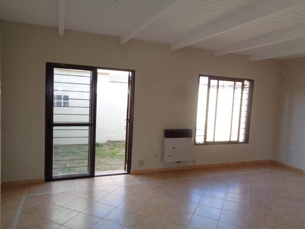 Barrio Escobar - Casa de 2 Dormitorios, Amplia y Luminosa con Cochera Doble, Cocina Equipada, 2 Baños y Patio con Asador y Césped