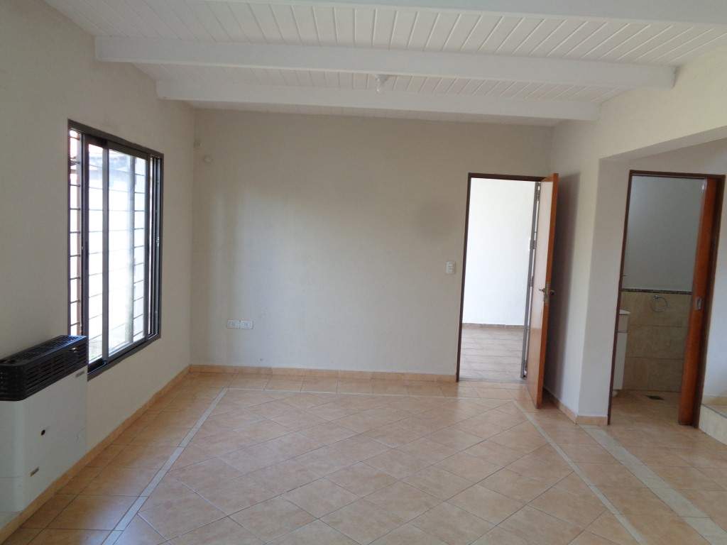 Barrio Escobar - Casa de 2 Dormitorios, Amplia y Luminosa con Cochera Doble, Cocina Equipada, 2 Baños y Patio con Asador y Césped