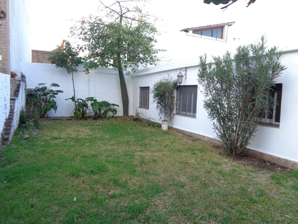 Barrio Alto Verde - Casa de 3 Dormitorios, Amplia con Cocina Comedor, 2 Baños, Cochera Doble, Jardín y Patio Amplio con Asador y Césped